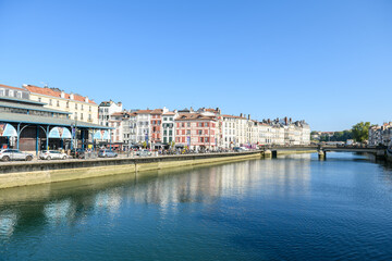 Vue des bâtiments longeant la Nive à Bayonne, Pays-Basque