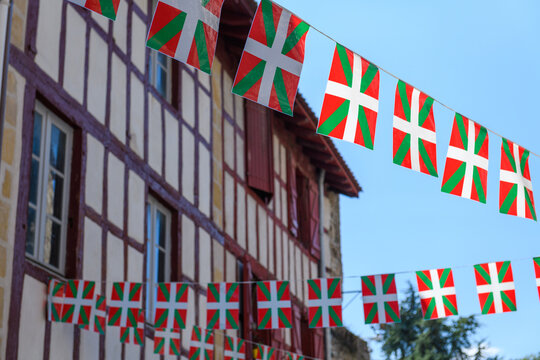 Des drapeaux du Pays-Basque accroch&eacute;s dans une rue de Bayonne