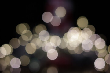 Una toma de cerca de una fondo abstracto de luces de navidad de diferentes colores en la oscuridad....