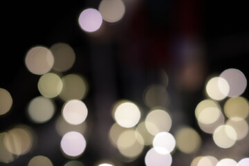 Una toma de cerca de una fondo abstracto de luces de navidad de diferentes colores en la oscuridad....