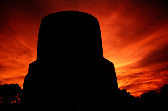 indian buddhist stupa sarnath india 
