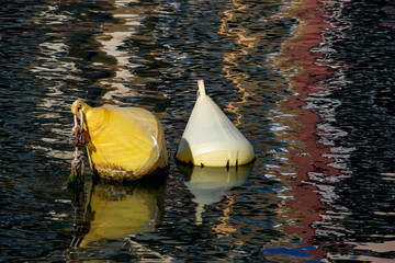 bollas amarillas el el puerto de la pequeña Venecia Valencia
