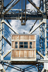 antigua grúa portuaria hoy convertida en monumento en el puerto de valencia