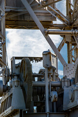 antigua grúa portuaria hoy convertida en monumento en el puerto de valencia