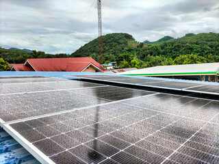Solar panels during the rainy season will have dew on the front of the panels.