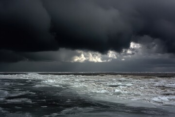 Obraz premium Dark stormy clouds over icy sea
