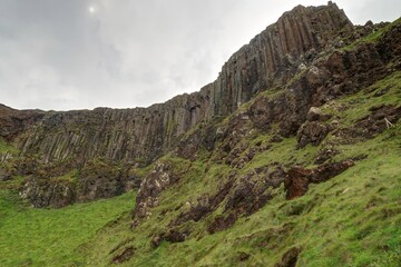 Chaussée des Géants (Giant’s Causeway) au Royaume-Uni par temps gris