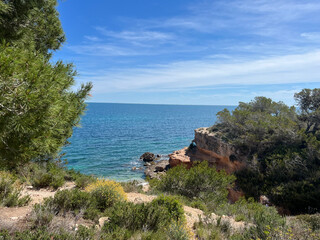Malerische Mittelmeerküste mit Felsen und blauem Himmel