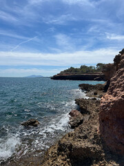 Malerische Mittelmeerküste mit Felsen und blauem Himmel