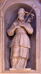 Obraz premium PIACENZA, ITALY - MAY 19, 2025: The stucco statue of prophet Simeon in the church Chiesa di San Giuseppe by Provino Dalmazio Della Porta (1656-1694).