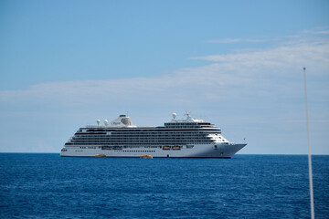 Obraz premium cruise ship in the sea