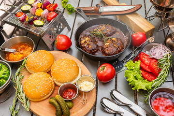 アウトドア料理　Outdoors, cooking at a campsite on holiday