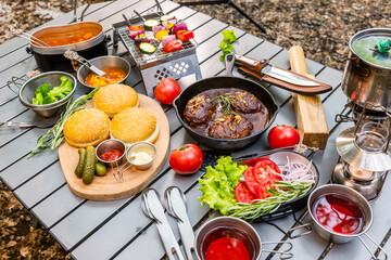 アウトドア料理　Outdoors, cooking at a campsite on holiday