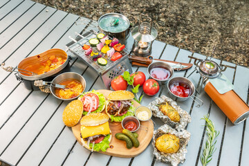 アウトドア料理　Outdoors, cooking at a campsite on holiday