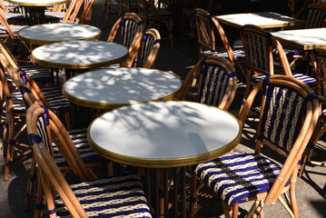 Terrasse de bar ombragée en été à Paris. France