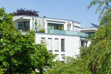 Moderne Wohngebäude am Fluss Ilmenau, Lüneburg,  Niedersachsen, Deutschland