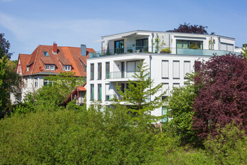 Moderne Wohngebäude am Fluss Ilmenau, Lüneburg,  Niedersachsen, Deutschland