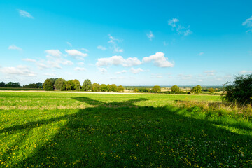 Ein weiter Blick über die von Landwirtschaft geprägte Landschaft bei Abbesbüttel. Die Abbenroder...