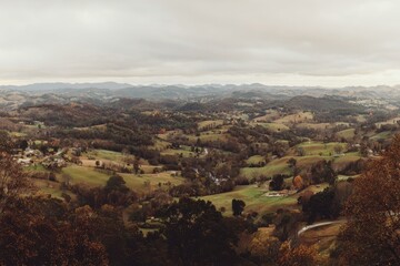 Obraz premium Panoramic view of rolling hills and valleys