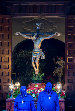 Procesi&oacute;n de Cristo crucificado durante la celebraci&oacute;n de la Semana Santa de Tordesillas, Espa&ntilde;a