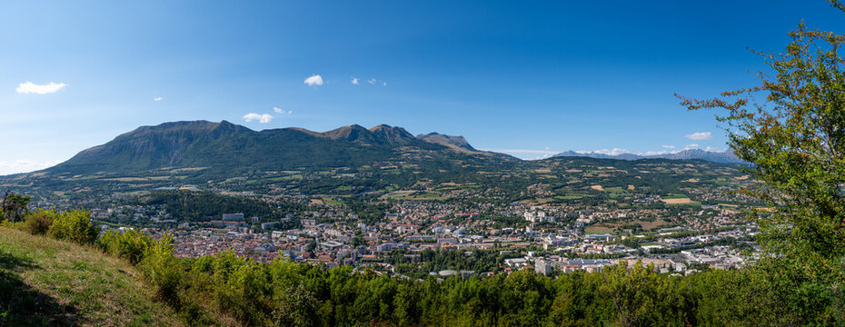 Vue panoramique de la ville de Gap, France, et des montagnes environnantes, dans le d&eacute;partement fran&ccedil;ais des Hautes-Alpes, en r&eacute;gion Provence-Alpes-C&ocirc;te d'Azur