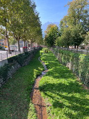 Malerische Stadt Levico Terme am Levico See mit Bergen im Hintergrund