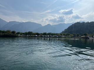 Malerische Stadt Levico Terme am Levico See mit Bergen im Hintergrund
