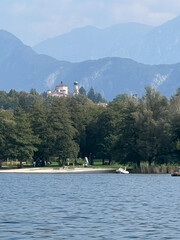 Malerische Stadt Levico Terme am Levico See mit Bergen im Hintergrund