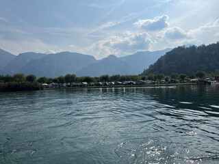Malerische Stadt Levico Terme am Levico See mit Bergen im Hintergrund
