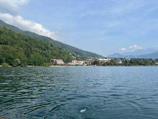 Malerische Stadt Levico Terme am Levico See mit Bergen im Hintergrund