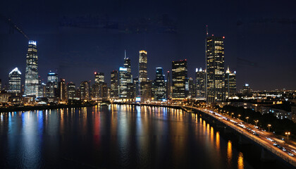 Fototapeta premium le reflet des lumières de la ville sur un lac