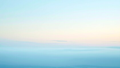 パステルブルーからクリーム色へと穏やかにぼかされたキャンバスに、横に漂う淡い霧が幻想的な静寂を演出する

