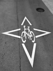 Señal de trafico horizontal de carril bici pintada en el suelo