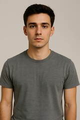 Obraz premium A simple portrait of a man in a gray tshirt, his expression calm and serene, conveying a sense of authenticity and trustworthiness, a natural and unposed depiction of genuine character