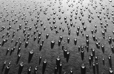 Obraz premium black and white background of drops on cardboard