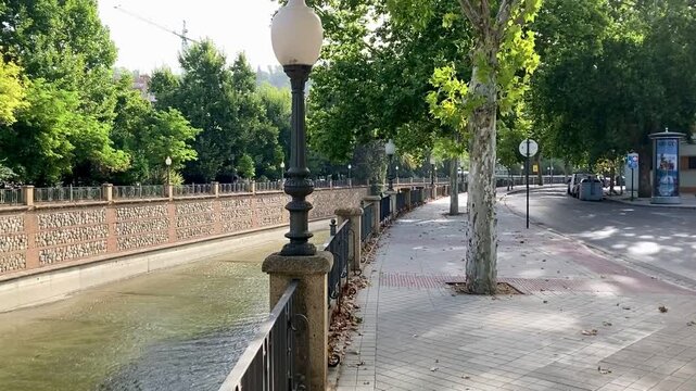 Caminando por una calle de Granada, junto al r&iacute;o Genil