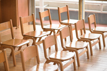 幼稚園の小さなイスが整然と並んだ可愛らしい教室の風景｜子ども・保育・教育・日常・インテリア素材に最適なストックフォト