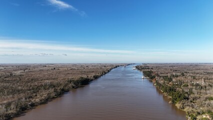 río paraná con árboles secos en la costa y barcos navegando
