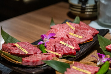 【#食物】皿に並べられた肉