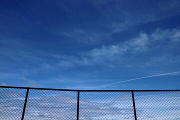 フェンスから広がる空