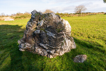 Menhir, dolmen, m&eacute;galithe