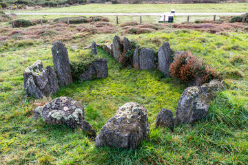 Menhir, dolmen, m&eacute;galithe
