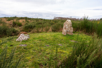 Menhir, dolmen, m&eacute;galithe