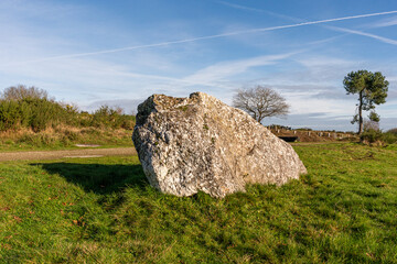 Menhir, dolmen, m&eacute;galithe