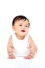 白背景の前をハイハイする赤ちゃんの正面クローズアップ