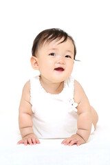 白背景の前をハイハイする赤ちゃんの正面クローズアップ