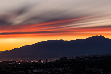 Obraz premium Sunset and sunrise views from Concord Brentwood Hillside East tower in Burnaby, BC, Canada