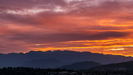 Obraz premium Sunset and sunrise views from Concord Brentwood Hillside East tower in Burnaby, BC, Canada