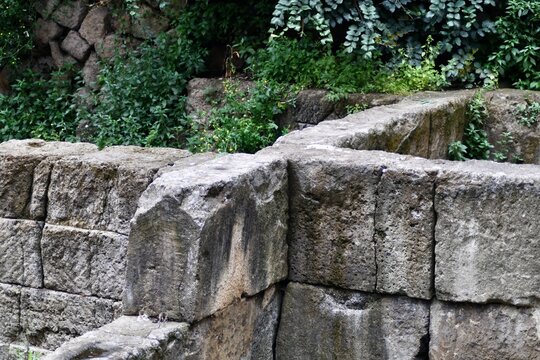 Mura di Origine greca  sotto la piazza di Port'Alba nel centro di Napoli : A dimostrazione della antichit&agrave; di Napoli .