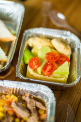 Healthy ready meals in eco and plastic containers: salads, soups, rice bowls, sandwiches and vegetables. Takeaway lunch, fitness food and diet-friendly meals for delivery or meal prep plans.